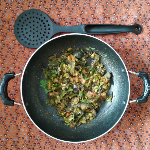 Paapdi ringna nu shaak (Beans brinjal curry)
