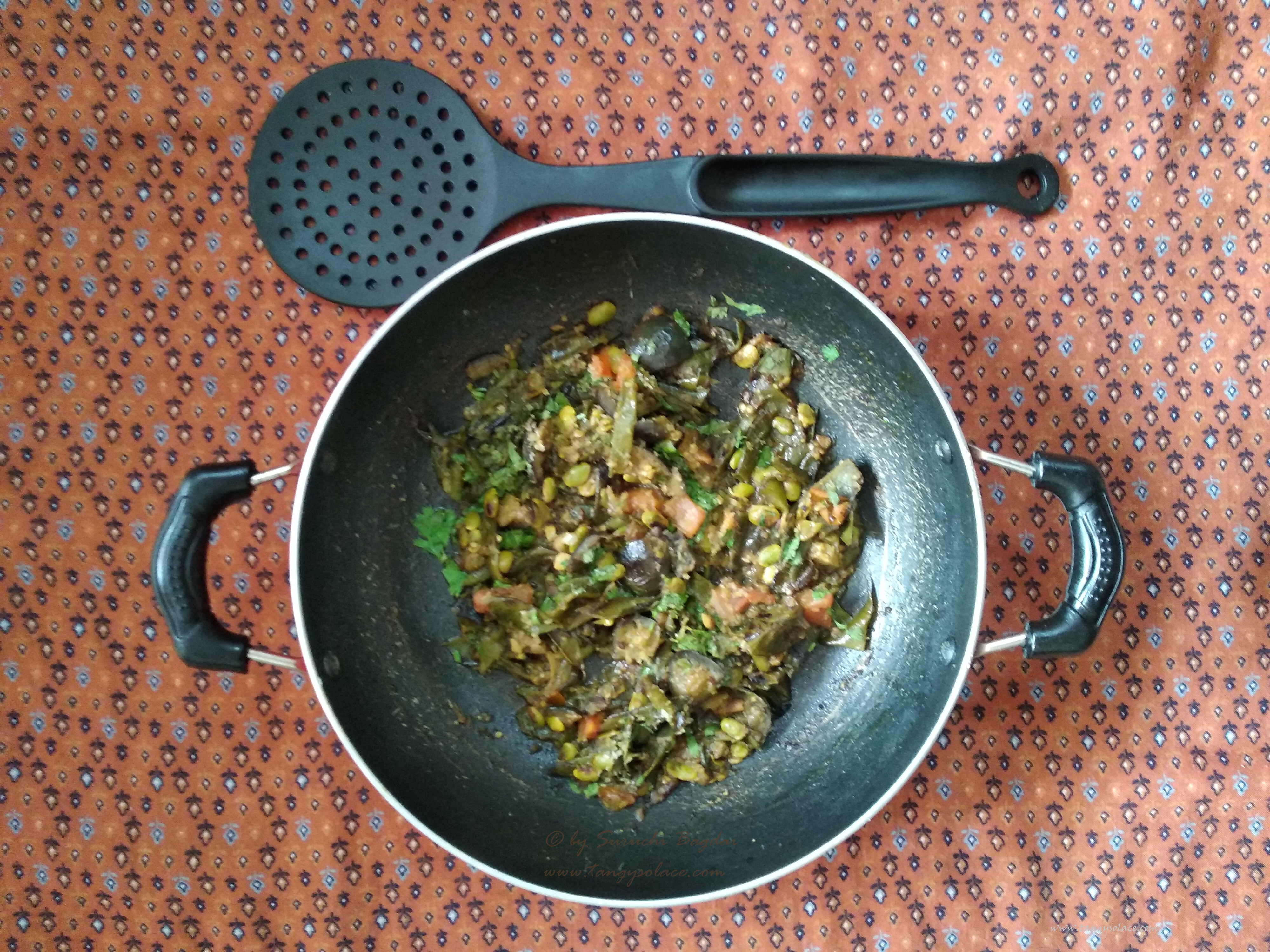 Paapdi ringna nu shaak (Beans brinjal curry)