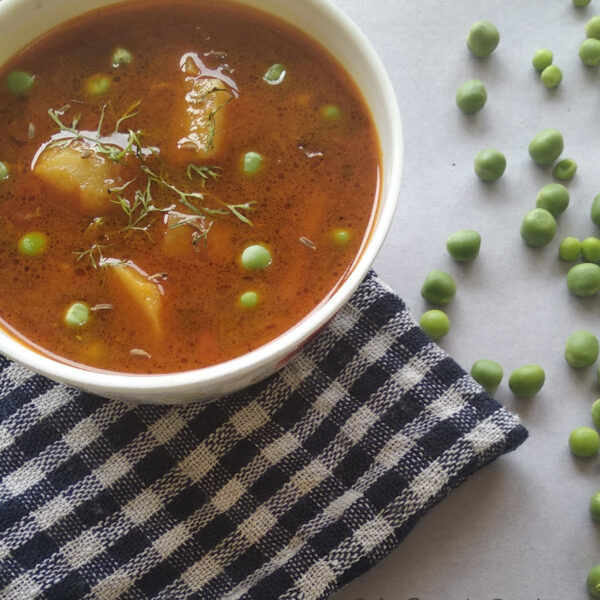 Vataana bataaka nu shaak (Potato and pea curry)