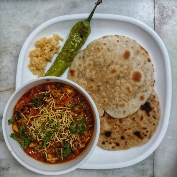 Sev tameta nu shaak (tomato and gramflour vermicelli curry)