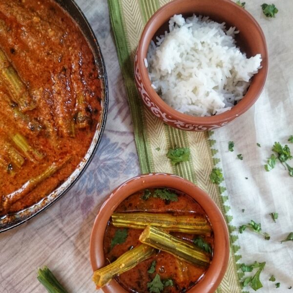 Saragva nu rassa walu shaak (Drumstick curry)