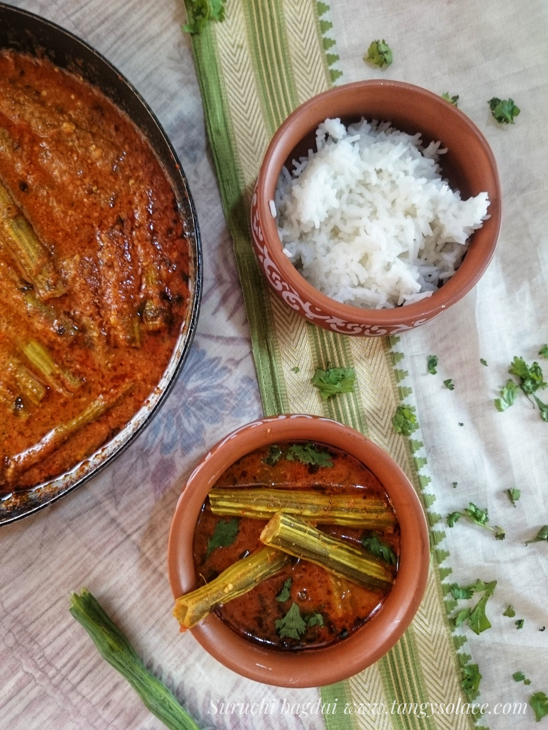 Saragva nu rassa walu shaak (Drumstick curry)