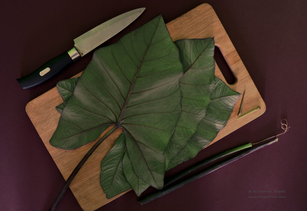 Cutting the central thick vein of the leaf